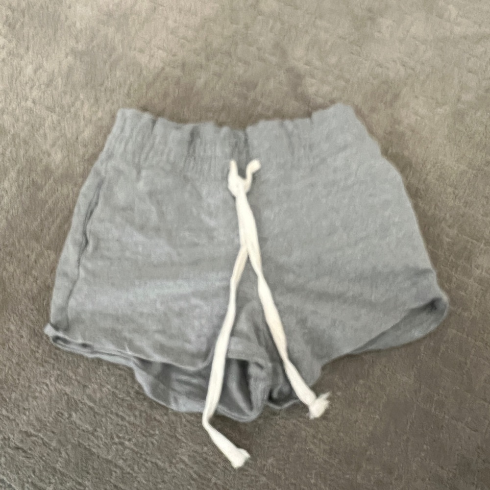 grey shorts
